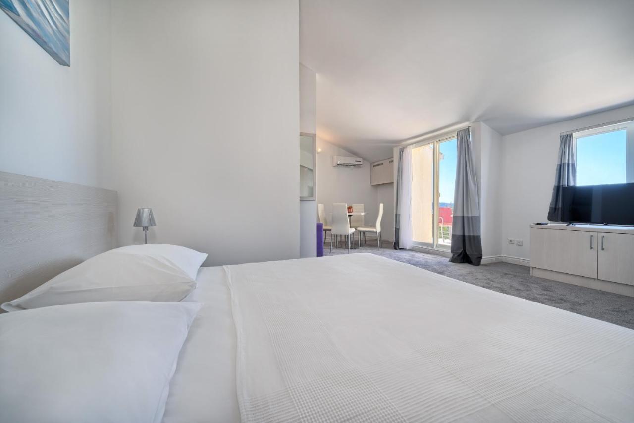Hotel Aqua - Guest Rooms & Suites Каштела Экстерьер фото